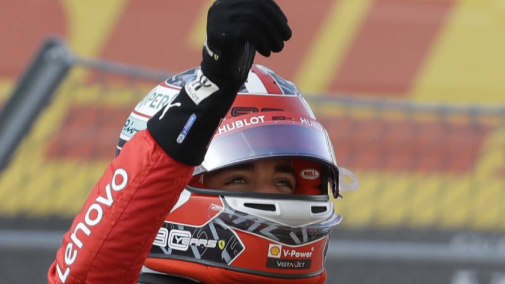 Charles Leclerc lässt sich nach seiner vierten Pole-Position in Serie feiern