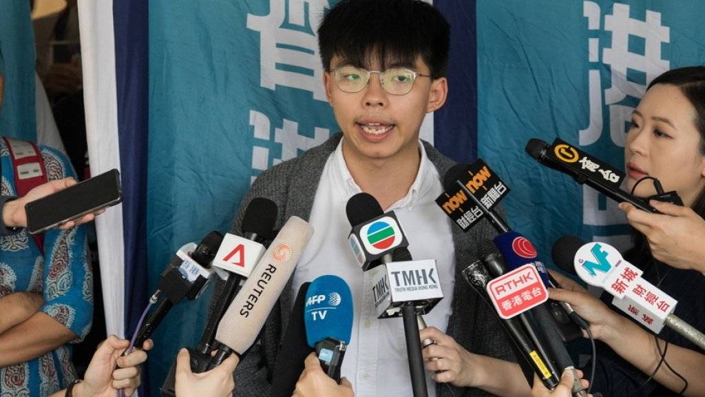 Der Protestführer und Demokratie-Aktivist Joshua Wong Chi-fung vor den Medien, nachdem an Gericht seine Berufung abgelehnt hatte. Er muss nun erneut für zwei Monate ins Gefängnis.