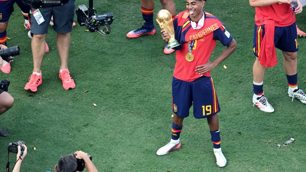 Lamine Yamal lächelt mit dem WM-Pokal