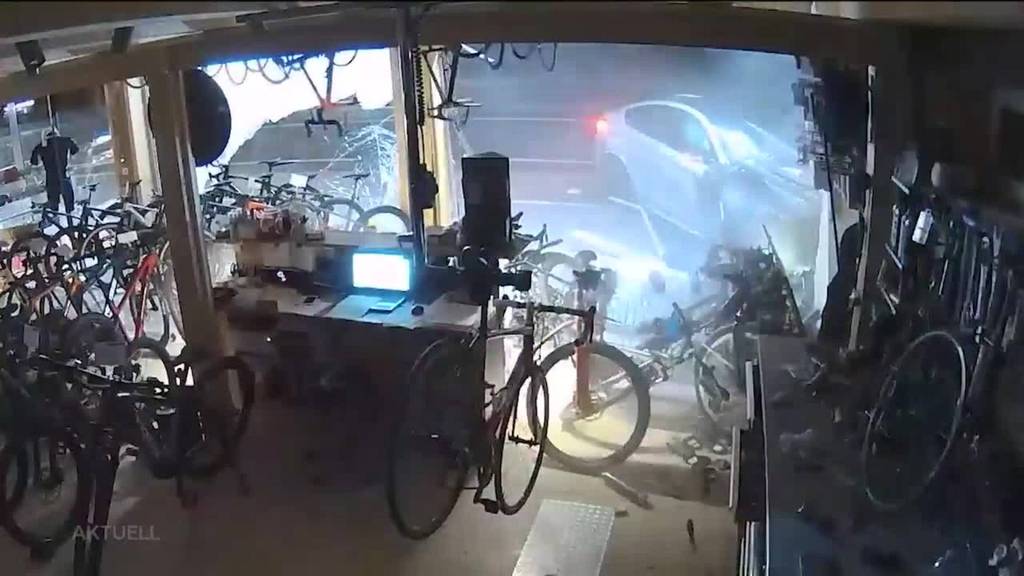 Fahrerflucht nach Unfall: In Uitikon-Waldegg rast ein BMW in einen Veloladen