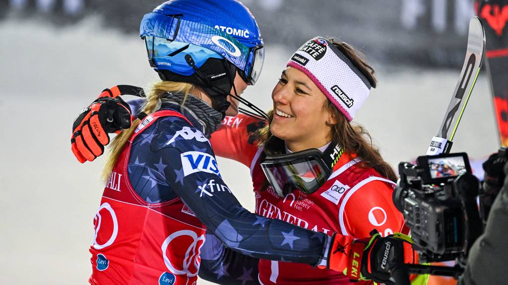 Mikaela Shiffrin und Wendy Holdener beim Slalom in Levi