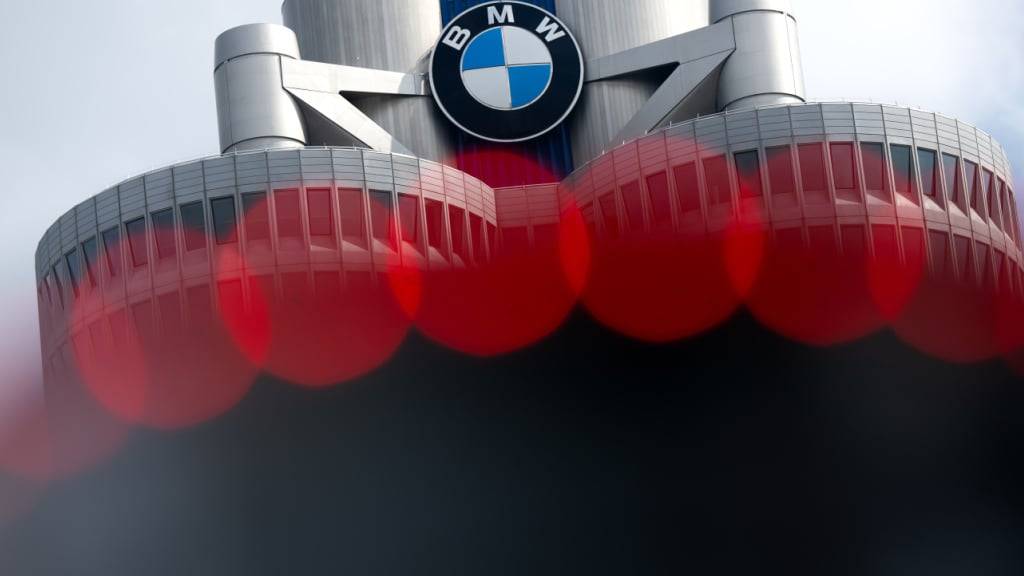 Grosse Autoproduzenten wie BMW oder Porsche möchten dem Vormarsch von Tech-Konzernen wie Google in der Autoherstellung entgegentreten. Elf Firmen habe eine Absichtserklärung für die Entwicklung einer gemeinsamen offenen Software unterzeichnet. (Archivbild)