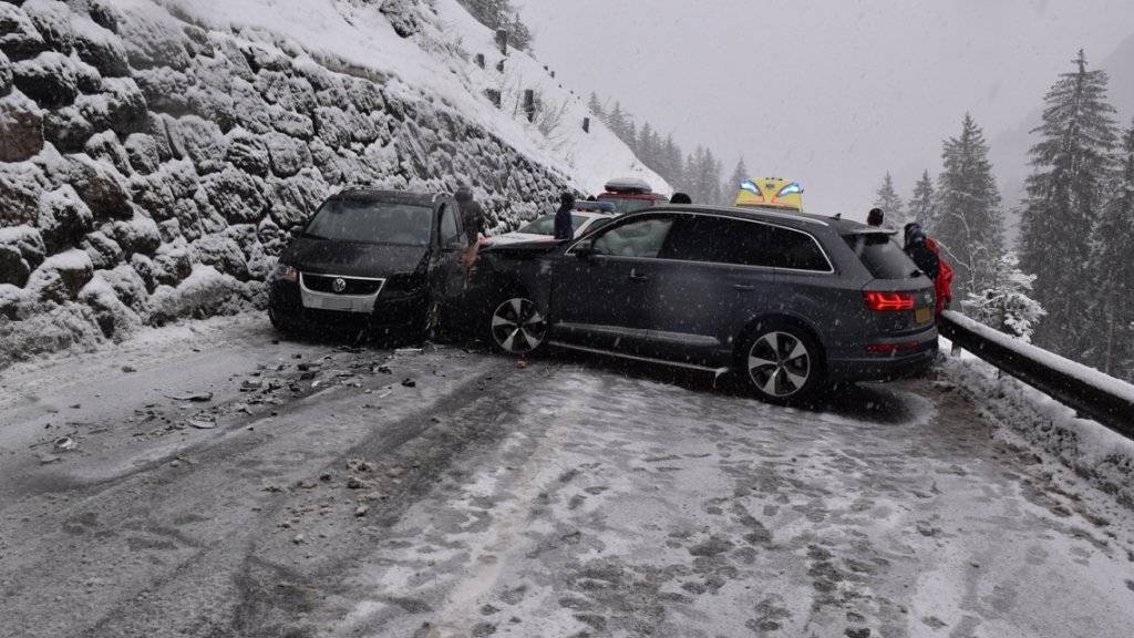 Beim Autounfall unterhalb des Wolfgangpasses bei Klosters GR wurden am Freitagnachmittag sieben Personen leicht verletzt. Der Unfallverursacher hatte Sommerreifen am Auto.