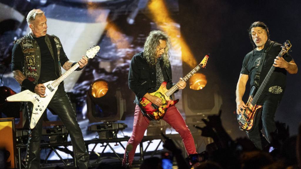 Metallica mit James Hetfield, Kirk Hammett und Robert Trujillo (v.l.n.r.) werden Ende Mai kommenden Jahres ihre Fans auch in Zürich beehren. Sie verlängern ihre M72 World-Tour und treten deshalb im Letzigrund-Stadion auf. (Archivbild)