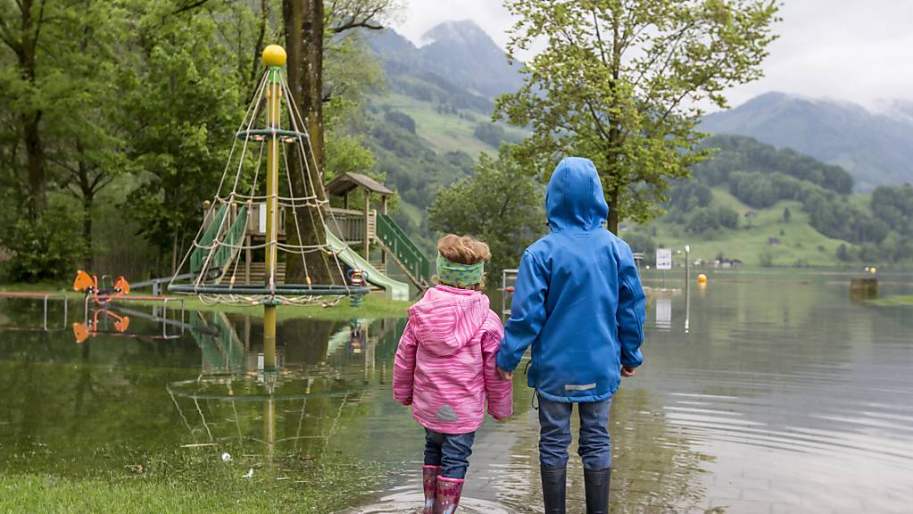 Spielplatz unter Wasser: Viele Bäche im Bezirk Schwyz werden nicht auf Hochwasserrisiken kontrolliert. (Archivbild)