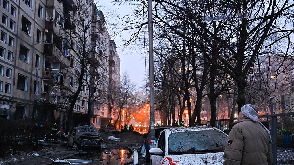 Ein Mann betrachtet ein Wohnhaus, das bei einem Raketenangriff der russischen Armee in Kiew beschädigt worden ist. Foto: Sergei Chuzavkov/SOPA Images via ZUMA Press Wire/dpa