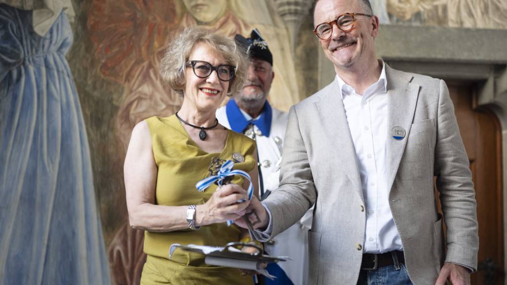 Zürcher Stadtpräsidentin Corine Mauch gibt den Schlüssel ab