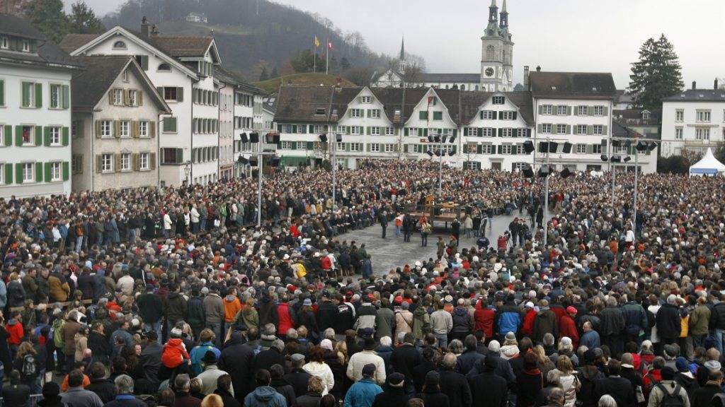 An einer ausserordentlichen Landsgemeinde im November 2007 wurde in Glarus der Entscheid für eine umfassende Reform mit noch 3 statt 25 Gemeinden bestätigt. (Archivbild)