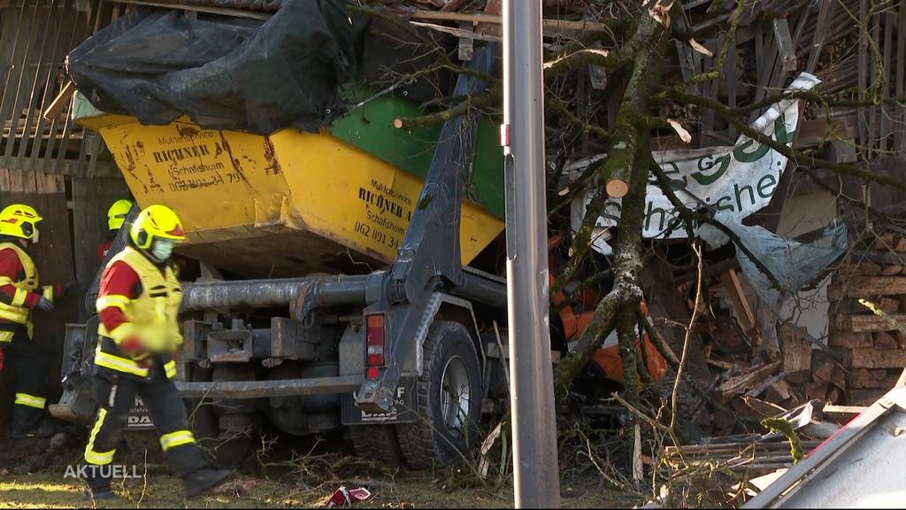 Schafisheim: Lastwagen fährt ungebremst in ein Wohnhaus
