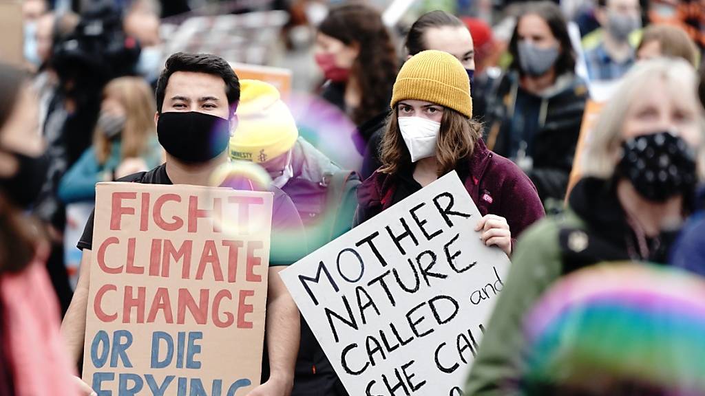 Aktivisten der Klimaschutzbewegung Fridays for Future demonstrieren im Rahmen eines internationalen Klimaprotesttages wieder für mehr Tempo im Kampf gegen die Klimakrise. Foto: Kay Nietfeld/dpa