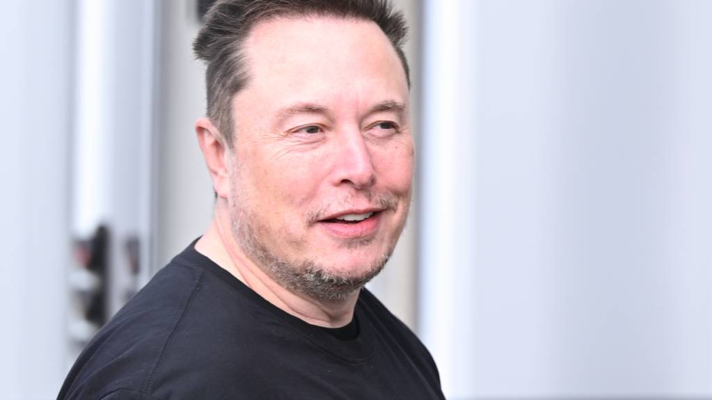 Eigentlich nichts zu lachen hat Tesla-Chef Elon Musk im Moment: Die Gewinne sinken - trotz mehr Umsatz und auch mehr verkauften Fahrzeugen. (Archivbild)
