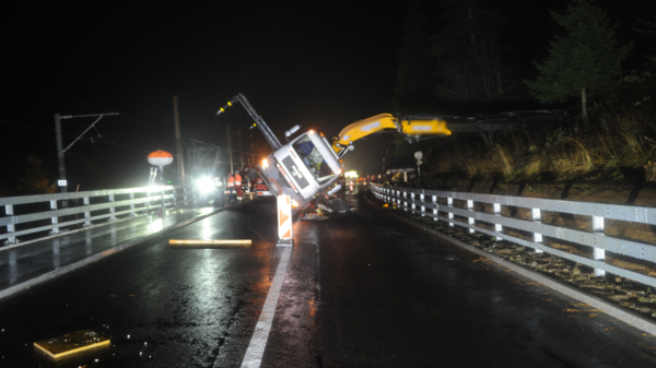 Kranlastwagen kippt in Hospental auf Strasse