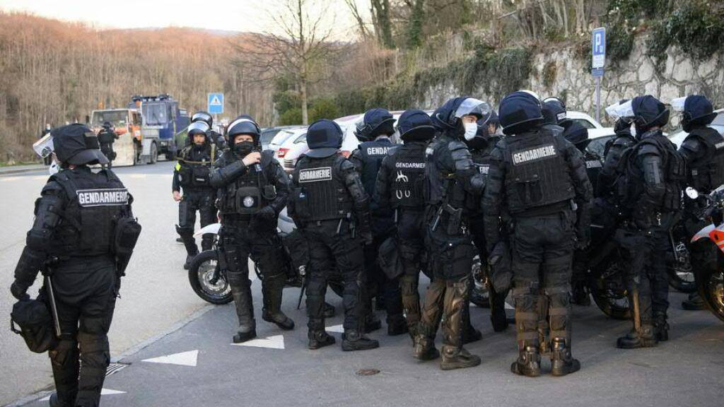 Polizisten versammeln vor der Räumung des Hügels Mormont oberhalb von La Sarraz, den Umweltaktivisten besetzt halten.