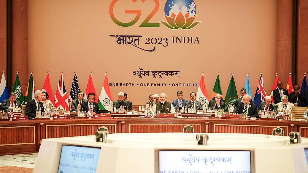 Narendra Modi, Premierminister von Indien, eröffnet beim G20-Gipfel die erste Arbeitssitzung mit dem Thema «One Earth». Die Gruppe der G20 umfasst führende Industrienationen und aufstrebende Volkswirtschaften, die zusammen für einen Großteil der Weltbevölkerung und der globalen Wirtschaftskraft stehen. Foto: Kay Nietfeld/dpa