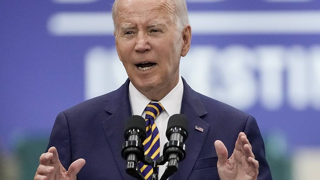 Joe Biden, der Präsident der USA, will nun nach den verheerenden Bränden die Insel Maui besuchen. Foto: Morry Gash/AP/dpa