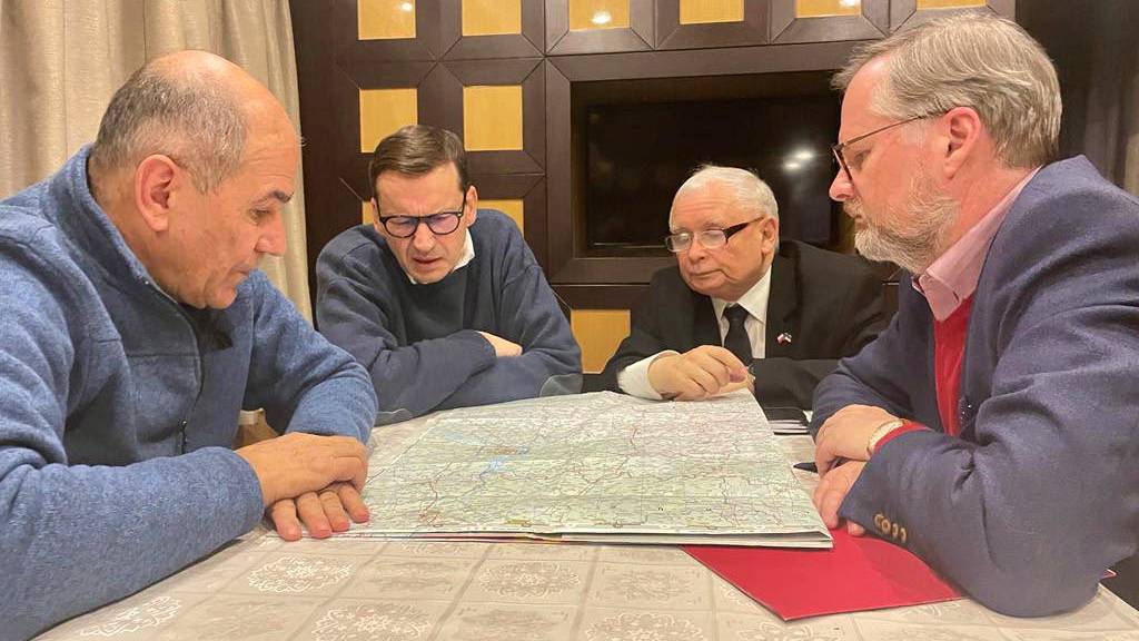 Das Foto, das Mateusz Morawiecki (2.v.l.),  Ministerpräsident von Polen, auf Twitter verbreitet, zeigt ihn mit seinem Vize Jaroslaw Kaczynski (2.v.r.) sowie Tschechiens Ministerpräsident Petr Fiala (r) und seinem slowenischen Amtskollegen Janez Jansa (l) an einem Tisch mit einer Karte der Ukraine. 