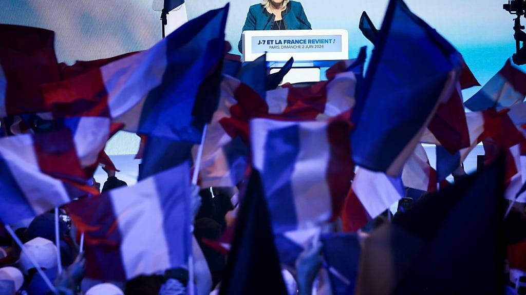 ARCHIV - Die Anführerin der rechten französischen Nationalen Sammlungsbewegung, Marine Le Pen, nimmt an einer Wahlkampfveranstaltung zu den bevorstehenden Europawahlen teil. Foto: Thomas Padilla/AP/dpa
