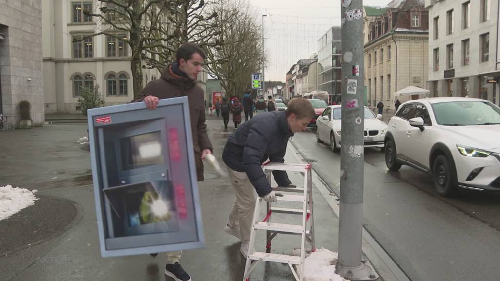 Achtung Blitzer: Abstimmungskampf: Jung-FDP pflastert den Aargau voll mit Blitzkästen
