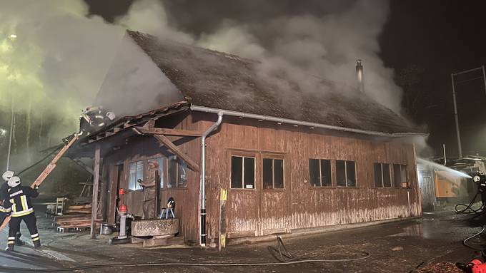 Brand in Werkstatt in Kemmental – mehr als 80 Feuerwehrleute im Einsatz
