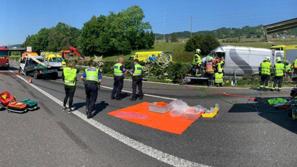 Bei einer Unfallserie auf der Autobahn A1 am Genfersee ist am Montag mindestens ein Mensch getötet worden. Mehrere weitere wurden verletzt. Zudem starben mehrere Stück Vieh.