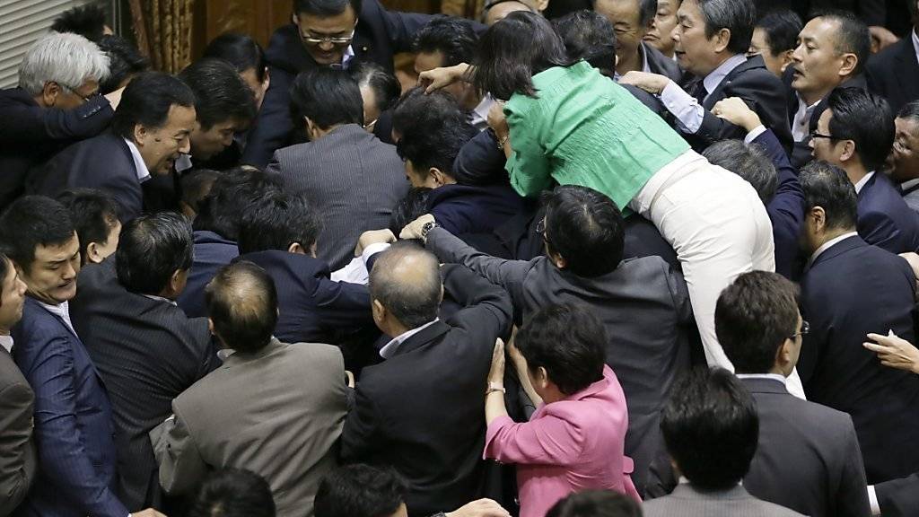 Tumultartige Szenen im japanischen Parlament am Donnerstag: Auch am Freitag ging das Gezerre um ein neues Militärgesetz weiter. (Archivbild)