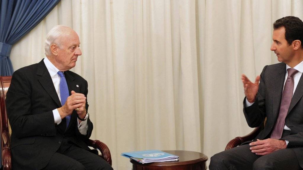 UNO-Sonderbeauftragter für Syrien, Staffan de Mistura (links), im Gespräch mit Baschar al-Assad: Bis im August will er eine Einigung für einen politischen Übergang im Bürgerkriegsland gefunden haben. (Archivbild)