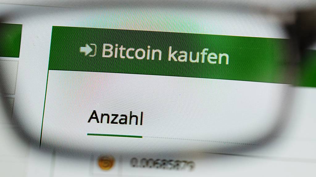 Die mutmasslichen Online-Betrüger animieren ihre Opfer zu vermeintlichen Investitionen in Wertschriften oder Kryptowährungen. (Archivbild)