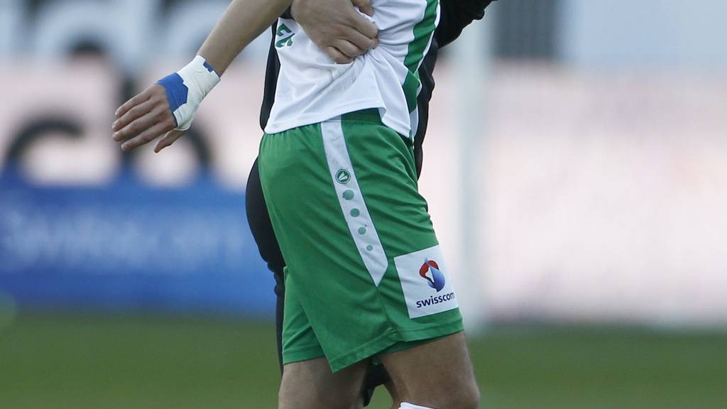 Yannis Tafer verlässt verletzt das Spielfeld. Bild: Marc Schumacher/EQ Images