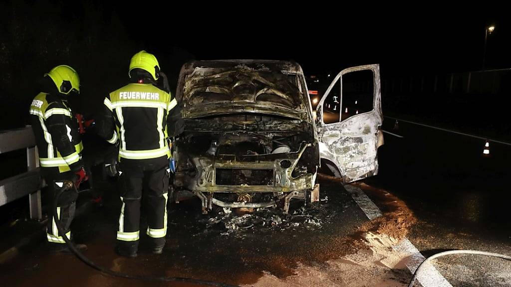 Brennendes Fahrzeug auf der A3 bei Obstalden GL