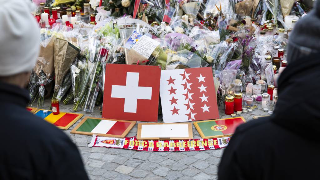 Blumen und Kerzen in der Nähe der Bar «Le Constellation» Crans-Montana VS.