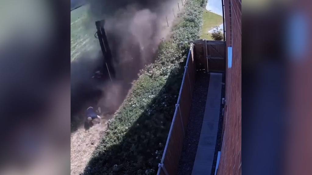 Zaunmaschine trifft Gasleitung – Explosion schleudert Arbeiter durch die Luft
