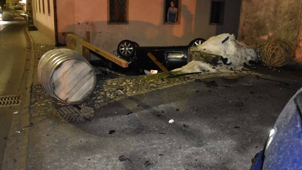 In Savogninist in der Nacht auf Sonntag eine Automobilistin mit einem parkierten Personenwagen sowie zwei Hausfassaden kollidiert. Zwei Personen wurden leicht verletzt.