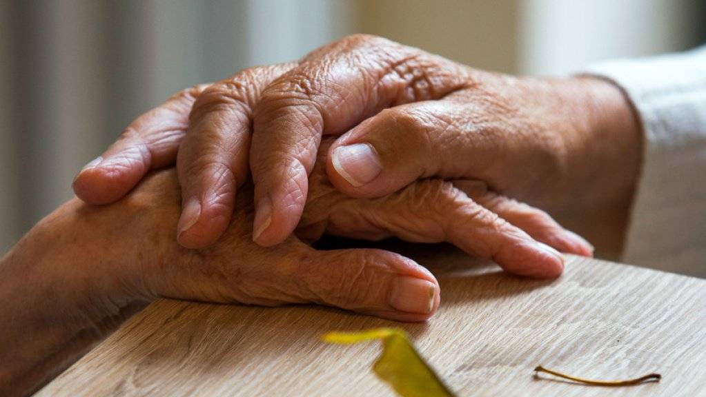 Zwei Bewohnerinnen in einer Wohngemeinschaft für Demenzkranke halten sich die Hände - die Zahl der Demenzkranken werde voraussichtlich von derzeit knapp 50 Millionen bis zum Jahr 2050 auf 152 Millionen wachsen, sagt die WHO.
