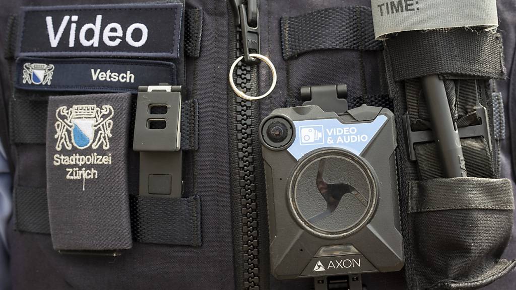 Die Stadtpolizei Zürich setzt ab 1. Juli dieses Jahres Bodycams ein. (Archivbild)