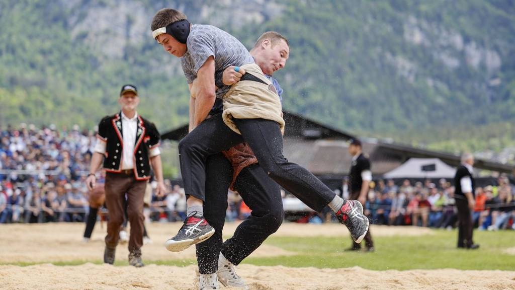 Fabian Aebersold (links) widersteht Schwingerkönig Joel Wicki