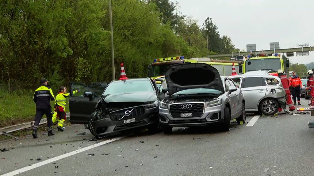 Schwerer Unfall auf der A3 bei Urdorf – mehrere Verletzte, Autobahnabschnitt gesperrt