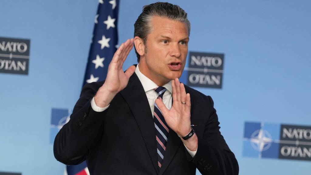 Pete Hegseth, US-Verteidigungsminister, spricht bei einer Pressekonferenz anlässlich seiner Ankunft zu einem Treffen der NATO-Verteidigungsminister im NATO-Hauptquartier. Foto: Virginia Mayo/AP/dpa