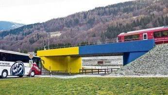 In einer Nacht- und Nebelaktion wurde die Brücke blau und gelb angemalt.