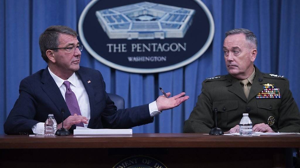 Cyberkrieg gegen Dschihadisten: Verteidigungsminister Carter (l.) und Generalstabschef Dunford sprechen von «neuen» und «überraschenden» Methoden.