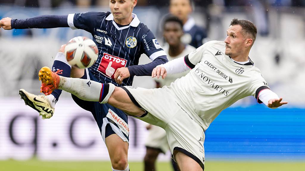 Luzerns Jakub Kadak und Basels Taulant Xhaka im Duell um den Ball