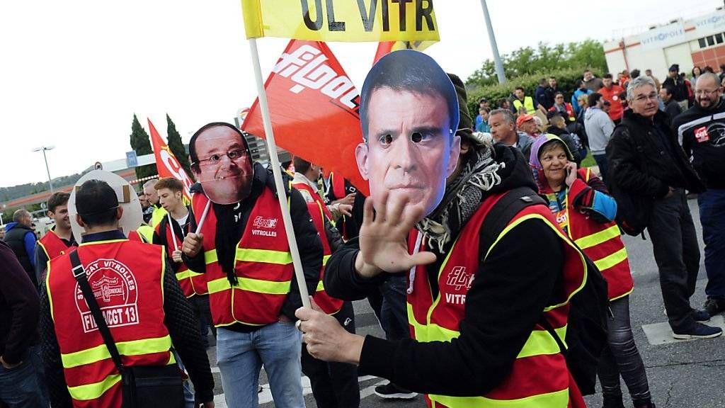Protestierende Gewerkschaftsvertreter mit Masken von Regierungschef Valls und Präsident Hollande