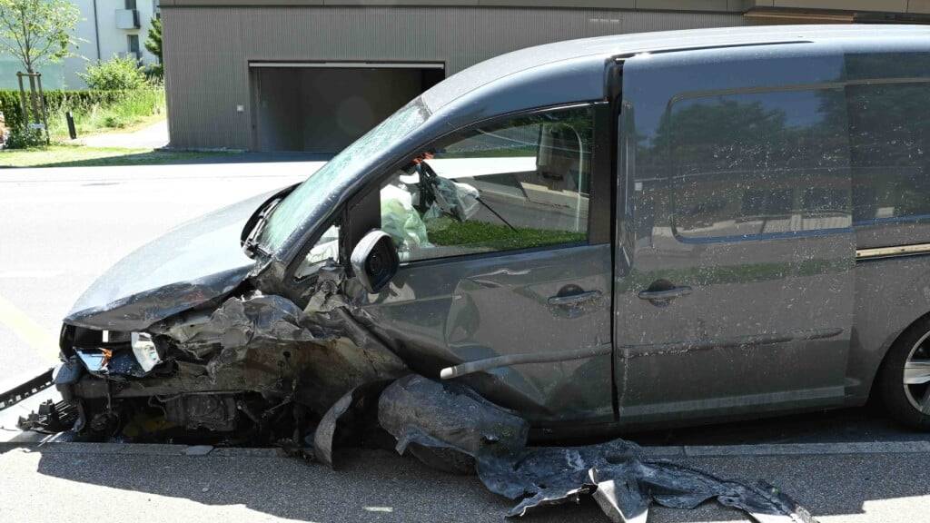 Bei einem Verkehrsunfall in Emmenbrücke LU verletzten sich am Samstagnachmittag zwei Personen.