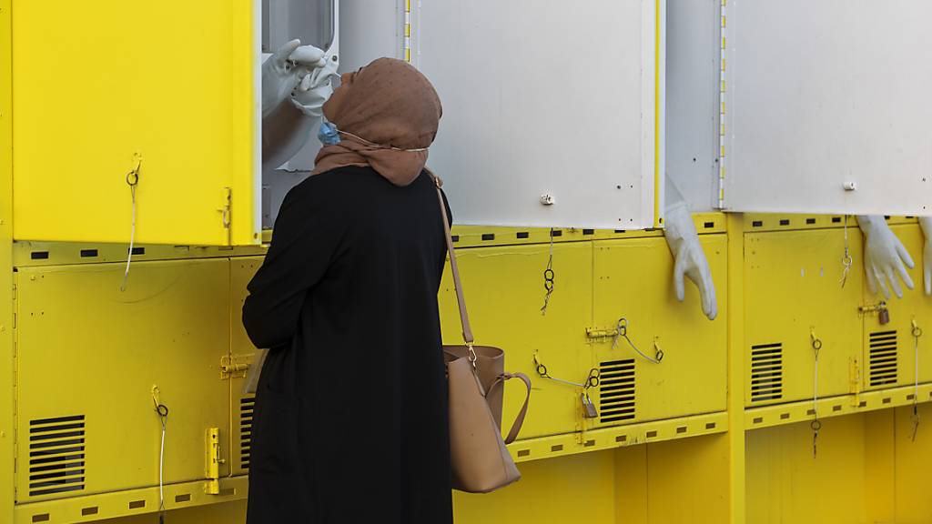 Eine Frau wird in einer mobilen Corona-Teststation in Ost-Jerusalem von einem Mitarbeiter des Gesundheitswesens auf das Virus getestet. Foto: Oded Balilty/AP/dpa