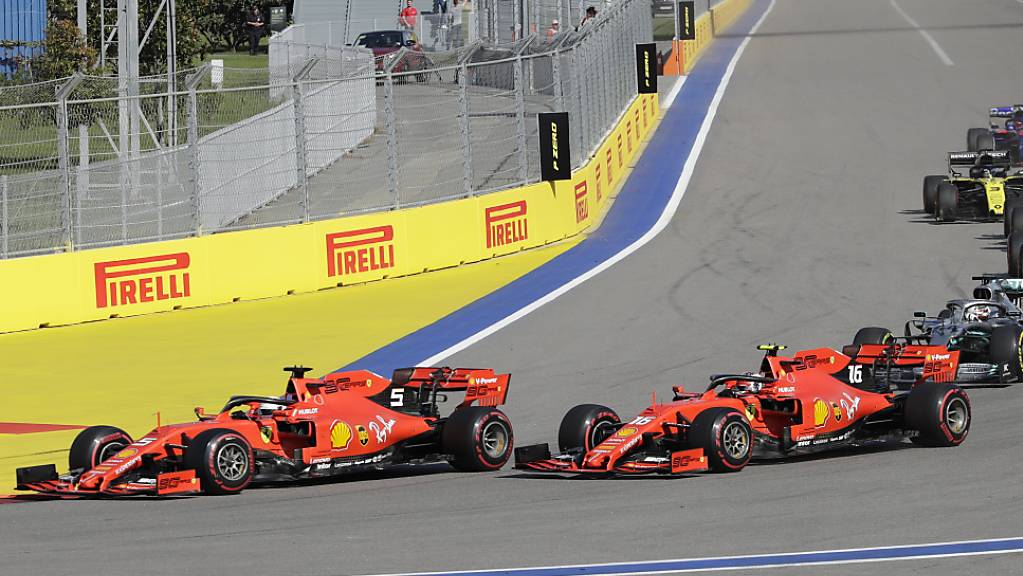 Das Überholmanöver nach dem Start: Vettel zieht an seinem Teamkollegen Leclerc vorbei