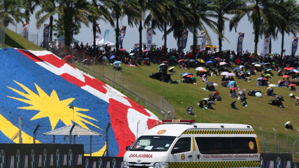 Das Ambulanz-Fahrzeug kommt im Sepang nach dem Crash, in den Noah Dettwiler verwickelt war, zum Einsatz.