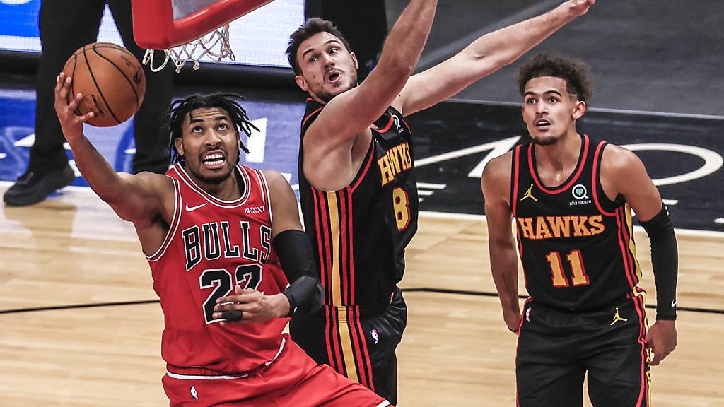 Zwar kommt hier Bulls-Forward Otto Porter Jr. (links) zu einem einfachen Korb, doch der grosse Mann des Spiels war Hawks-Aufbauspieler Trae Young (rechts) mit 37 Punkten