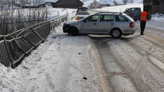 Auto fährt in Brückengeländer