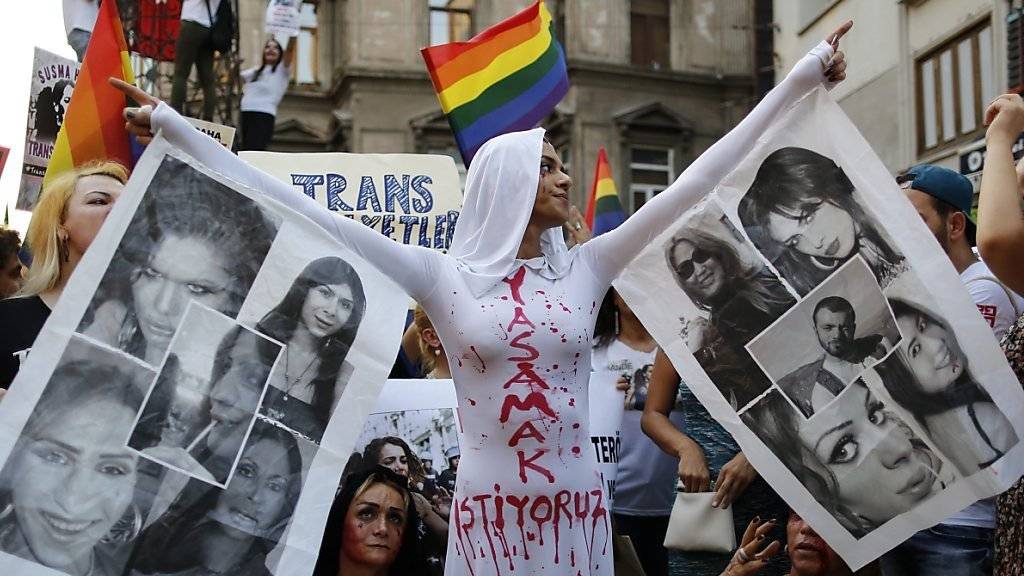 Demonstranten zeigen Solidarität mit getöteter Transsexueller in Istanbul.