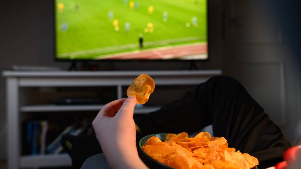 Ein Champions-League-Fussball-Abend gibt es für SRF- und Chipskonsumenten ab Sommer 2027 nicht mehr