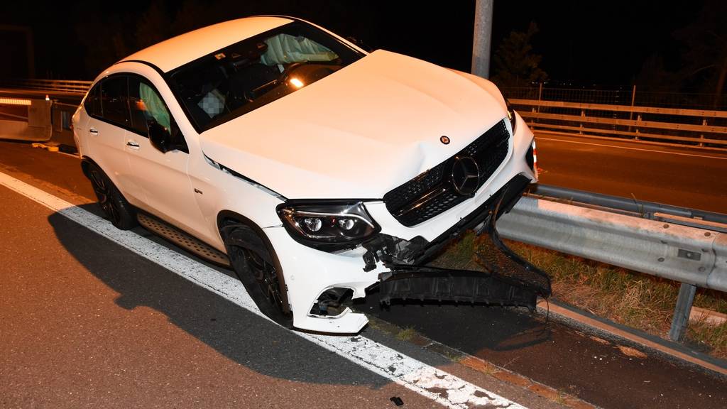 Der Autofahrer ist auf eine Leitplanke gefahren.